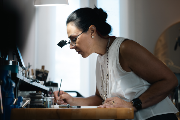 karina cuesta bio, profesora de granulación en plata trabajando en joyería artesanal