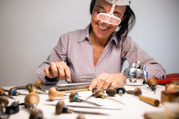 Paola Petrelli Bio, profesora de grabado a buril trabajando en joyería artesanal
