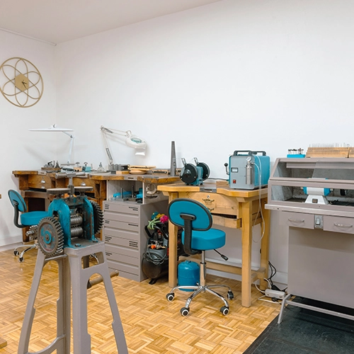 Servicio Coworking Joyería en taller de joyería equipado con maquinaria, herramientas y puestos de trabajo.